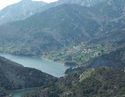 Le lac et le village de Tolla. Le lac et le village de Tolla.
