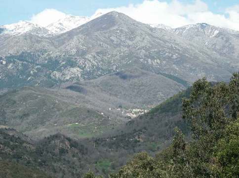 Le village de Bastelica, vu de la pointe de Sardaja.