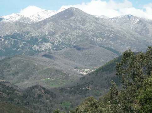Le village de Bastelica, vu de la pointe de Sardaja. Le village de Bastelica, vu de la pointe de Sardaja.