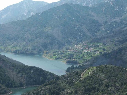 Le lac et le village de Tolla, vus de la crête de Sardaja.