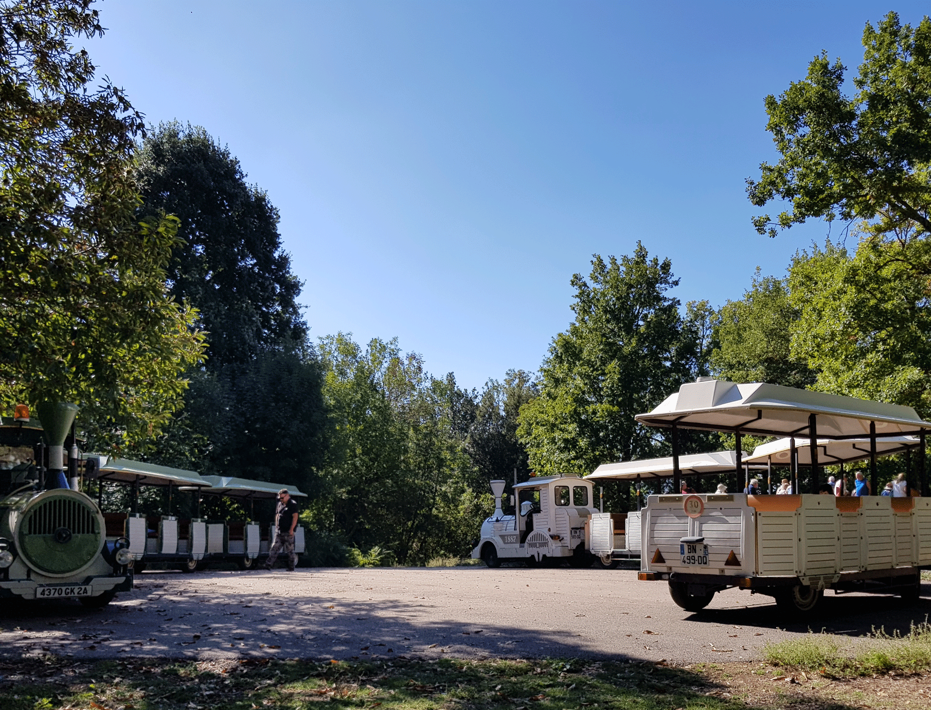 Les deux trains au terminus de la route.